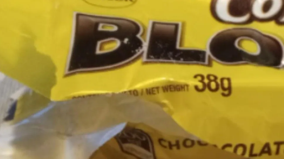 Compró un chocolate en un kiosco, abrió el envoltorio y se encontró con algo repugnante