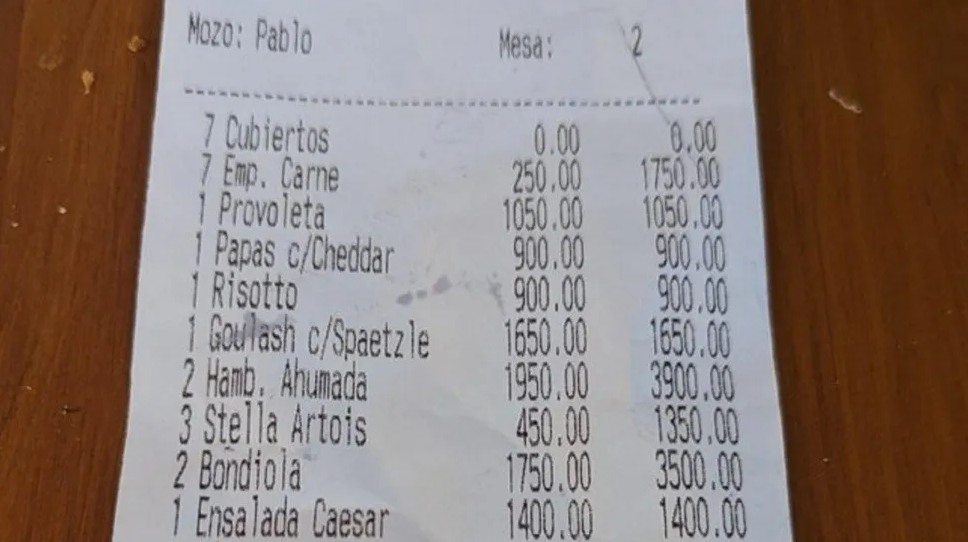 «Si pasa, pasa»: fue a comer a un restaurante y se indignó por una «avivada» que le cobraron en el ticket