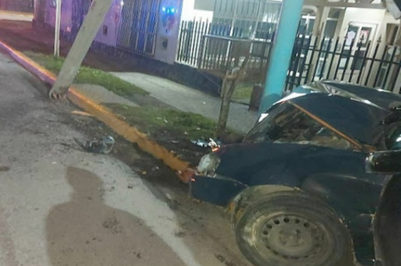 Conductor trasladado al Hospital luego de chocar contra un poste en Ushuaia