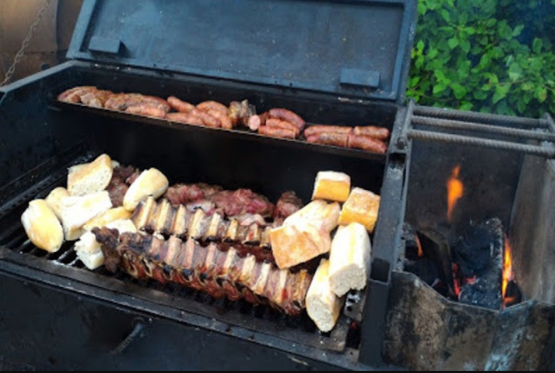 Estaba haciendo un asado y le robaron toda la carne del chulengo