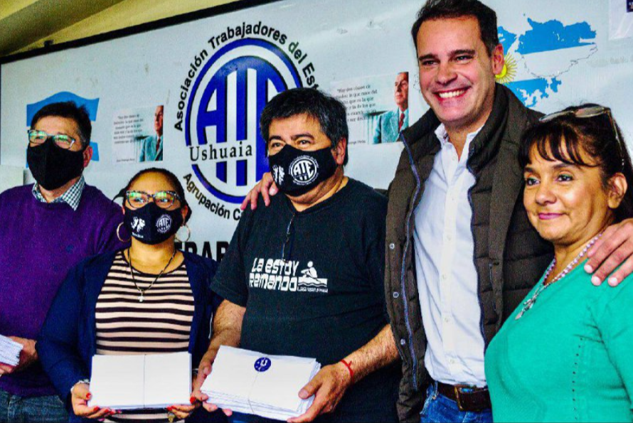 LA MUNICIPIO DE USHUAIA ENTREGÓ TARJETAS +UA AFILIADOS Y AFILIADAS DE ATE LA MUNICIPIO DE USHUAIA ENTREGÓ TARJETAS +UA AFILIADOS Y AFILIADAS DE ATE