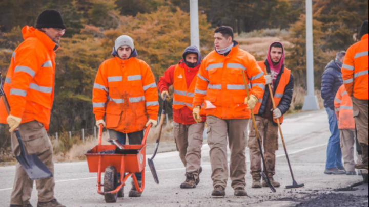 LA MUNICIPALIDAD DE USHUAIA AVANZA EN LA PAVIMENTACIÓN DE LA CICLOVÍA EN LA CALLE 44 HÉROES DEL ARA SAN JUAN