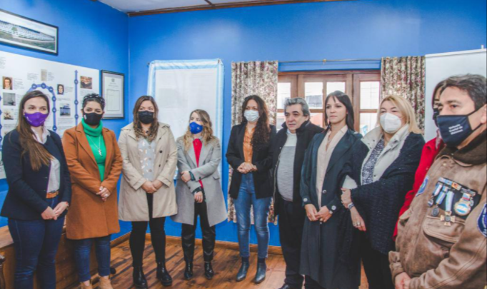 LA MUNICIPALIDAD DE USHUAIA INAUGURÓ UNA PLACA QUE RECONOCE EL ROL DE LAS MUJERES EN MALVINAS