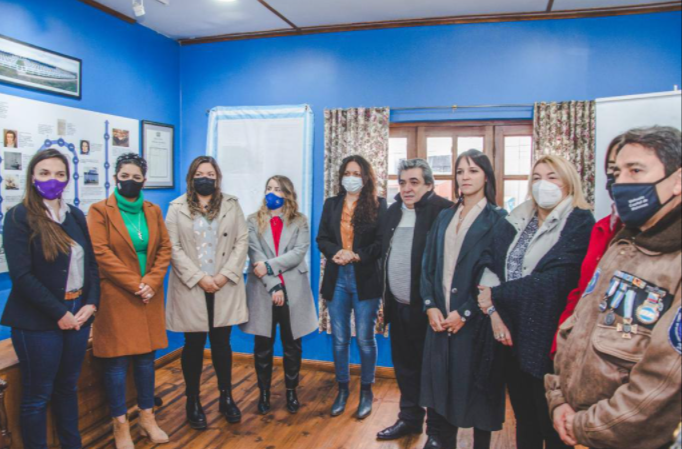 LA MUNICIPALIDAD DE USHUAIA INAUGURÓ UNA PLACA QUE RECONOCE EL ROL DE LAS MUJERES EN MALVINAS LA MUNICIPALIDAD DE USHUAIA INAUGURÓ UNA PLACA QUE RECONOCE EL ROL DE LAS MUJERES EN MALVINAS