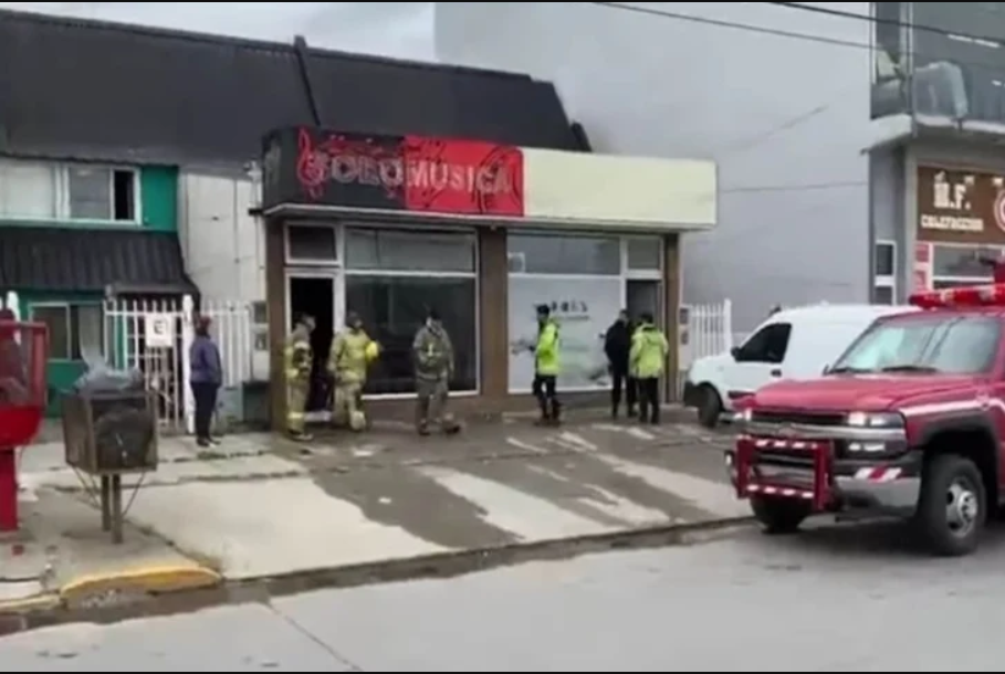 Incendio afecto locales comerciales y dos viviendas