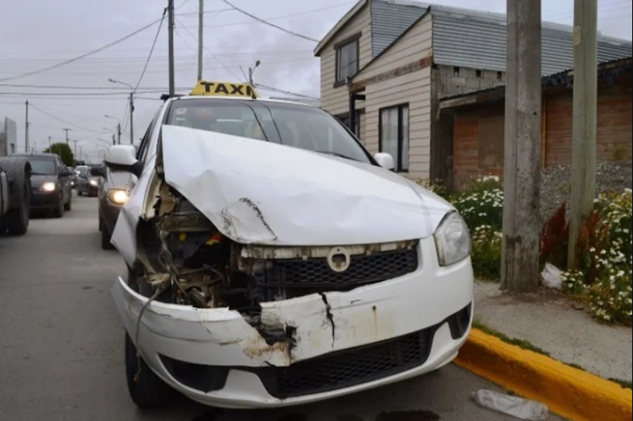 Taxi choco contra un camión, sin lesionados