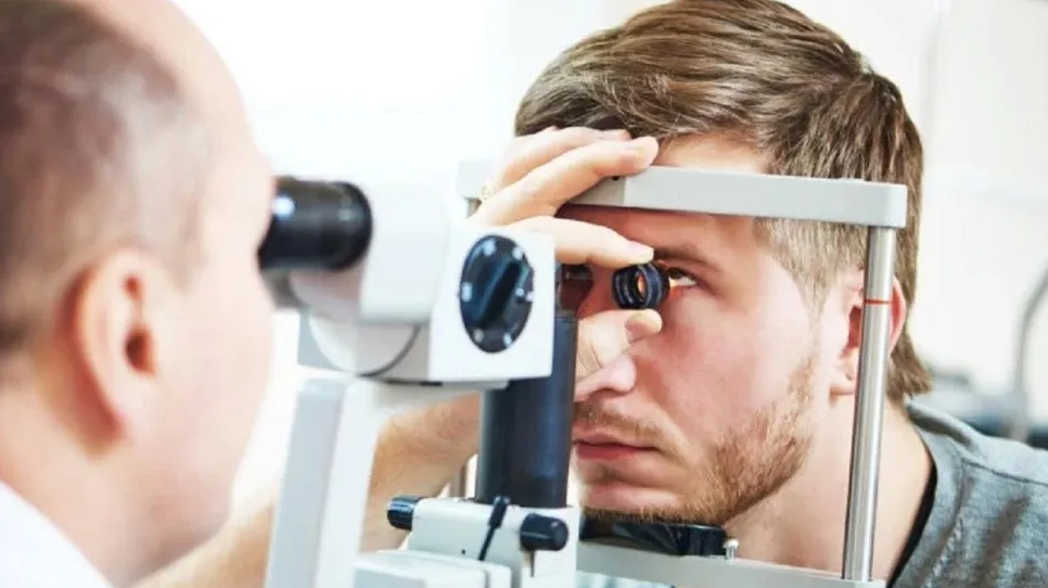 Se hizo fondo de ojos, preguntó por la patente de un auto y recibió una desopilante respuesta