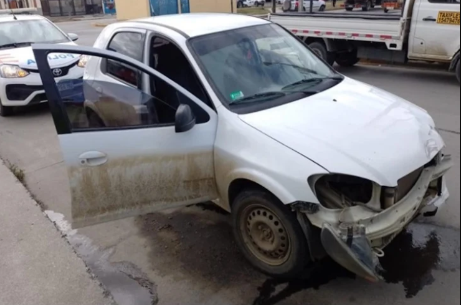 Choque entre un taxiflet y un Chevrolet, sin lesionados