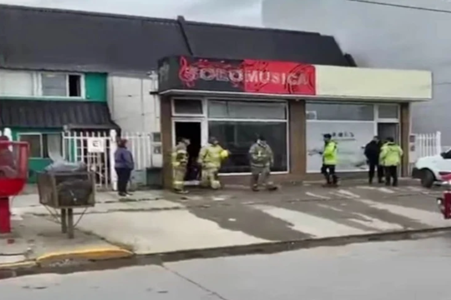 Dos jóvenes detenidos robando en local incendiado
