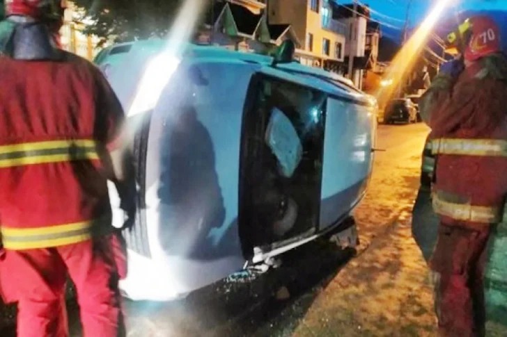 Conductor en estado de ebriedad chocó y volcó