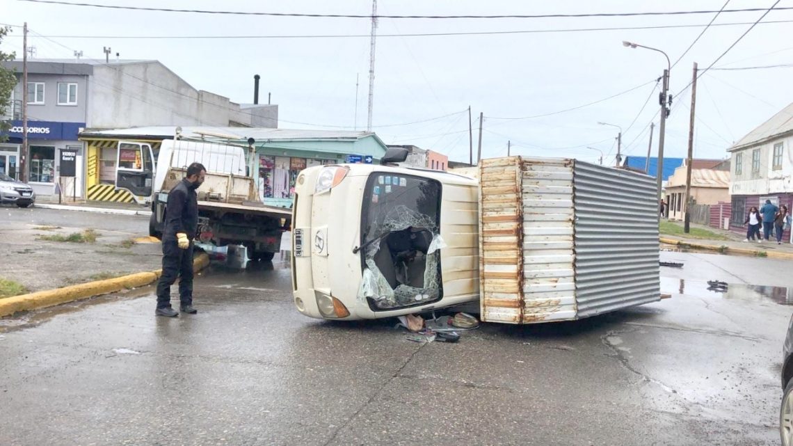 Volcó un pequeño camión en Thorne y Moyano