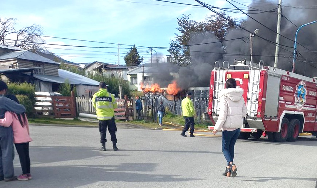 Incendio afectó dos casas y un departamento