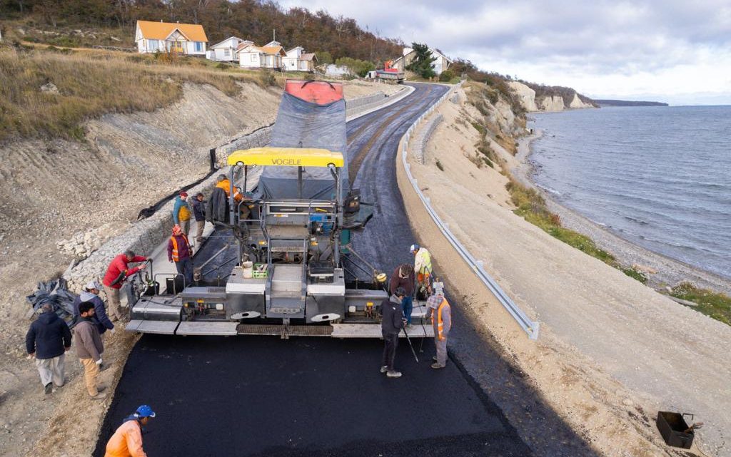 Comenzó el hormigonado de la Ruta Provincial N°1 “Cabecera del Lago Fagnano”