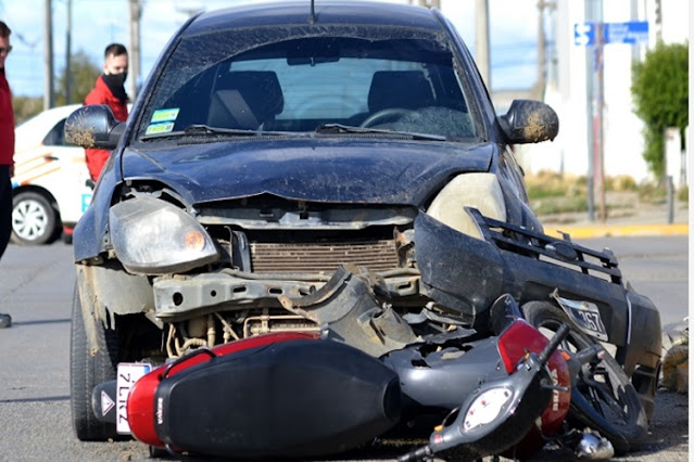 Motociclista resulta herido al chocar con un automóvil Motociclista resulta herido al chocar con un automóvil