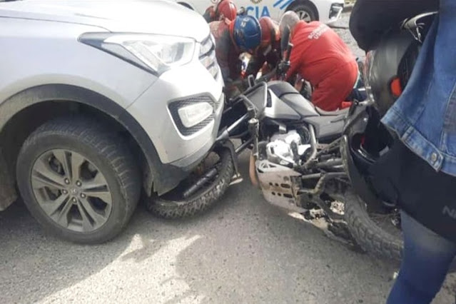 Choque en Ushuaia con motociclista trasladado al Hospital