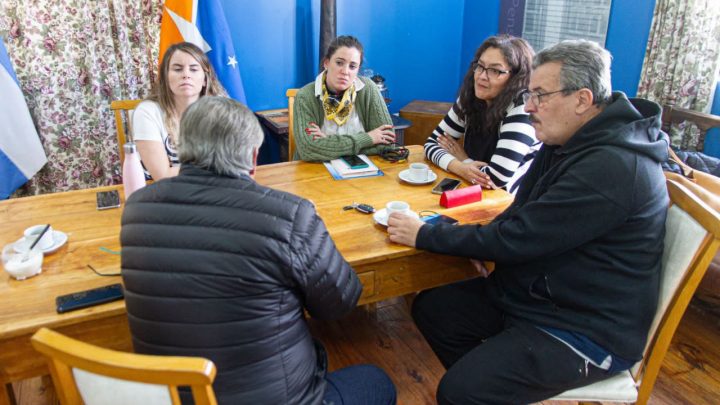 LA MUNICIPALIDAD DE USHUAIA HIZO UN RECONOCIMIENTO A QUIENES ERIGIERON EL MONUMENTO DE LA PLAZA MALVINAS