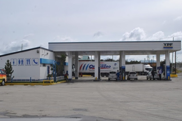 Cobran 50 pesos para usar los baños en la YPF de Tolhuin