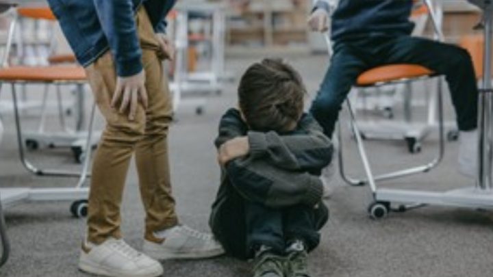 La violenta amenaza del padre de una nena hipoacúsica al compañero que le hacía bullying: “Te voy a arrancar los ojos y te los voy a hacer masticar”