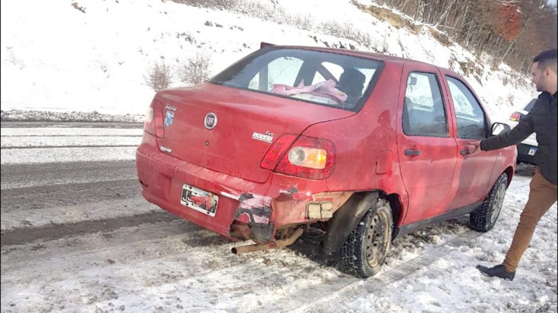 Conductora se despista y choca contra un guardrail