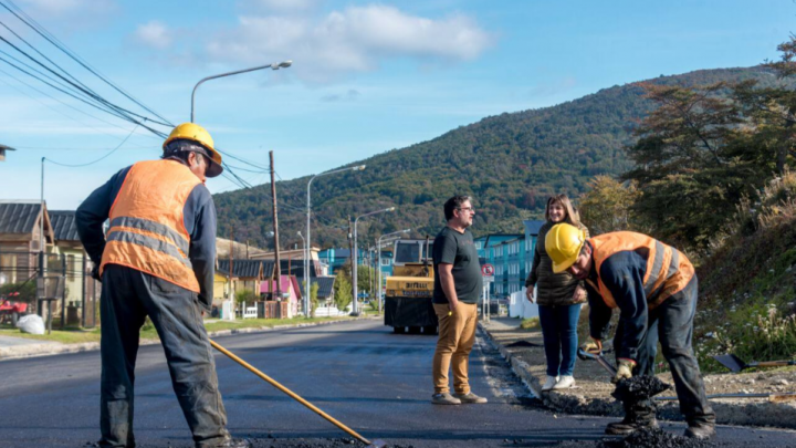 LA MUNICIPIO DE USHUAIA AVANZA CON LA PAVIMENTACIÓN EN EL BARRIO RÍO PIPO