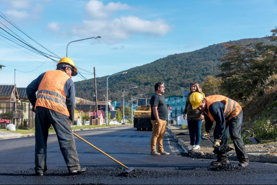 LA MUNICIPIO DE USHUAIA AVANZA CON LA PAVIMENTACIÓN EN EL BARRIO RÍO PIPO LA MUNICIPIO DE USHUAIA AVANZA CON LA PAVIMENTACIÓN EN EL BARRIO RÍO PIPO