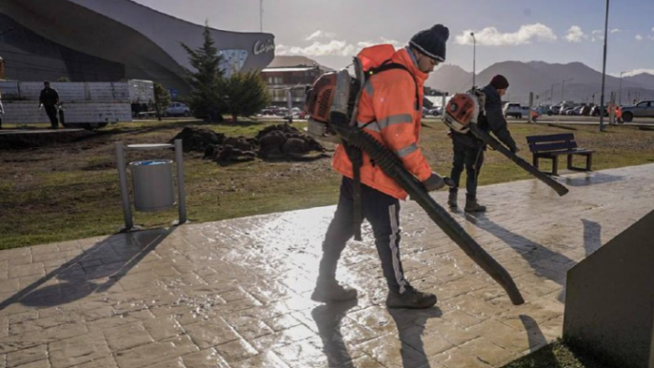 LA MUNICIPALIDAD DE USHUAIA TRABAJA EN EL EMBELLECIMIENTO Y LA PUESTA EN VALOR DE LA PLAZA ISLAS MALVINAS PARA LA VIGILIA Y ACTOS CENTRALES