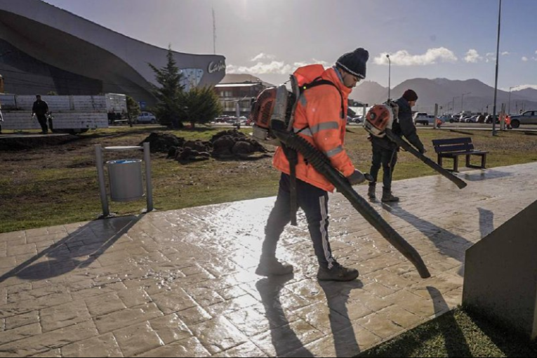 LA MUNICIPALIDAD DE USHUAIA TRABAJA EN EL EMBELLECIMIENTO Y LA PUESTA EN VALOR DE LA PLAZA ISLAS MALVINAS PARA LA VIGILIA Y ACTOS CENTRALES