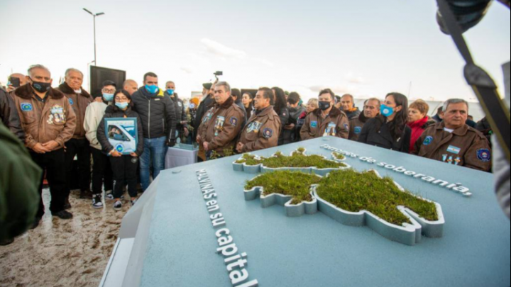 EMOTIVO ACTO DE CIERRE DE LA “CÁPSULA DEL TIEMPO” EN LA PLAZA ISLAS MALVINAS DE LA CIUDAD DE USHUAIA