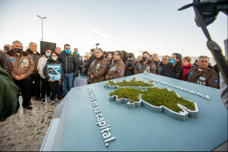 EMOTIVO ACTO DE CIERRE DE LA “CÁPSULA DEL TIEMPO” EN LA PLAZA ISLAS MALVINAS DE LA CIUDAD DE USHUAIA
