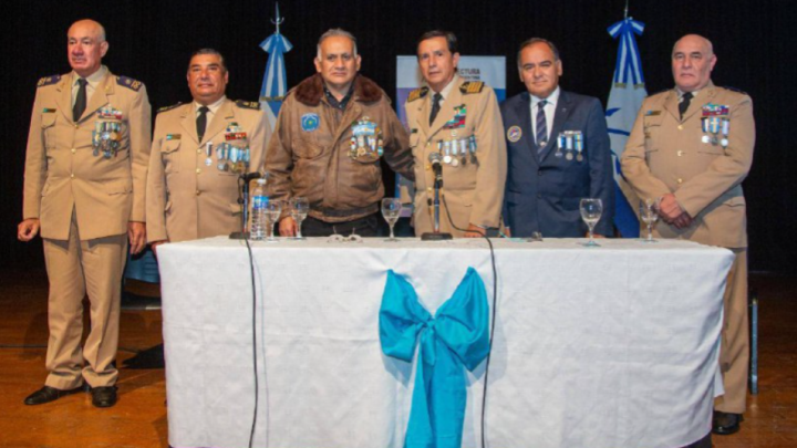 LA MUNICIPALIDAD ENTREGÓ EL DECRETO DE INTERÉS MUNICIPAL A LA PREFECTURA NAVAL POR LA DONACIÓN DE LA BANDERA PARA ESTE 2 DE ABRIL