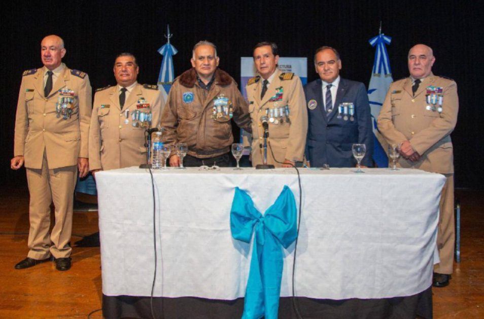 LA MUNICIPALIDAD ENTREGÓ EL DECRETO DE INTERÉS MUNICIPAL A LA PREFECTURA NAVAL POR LA DONACIÓN DE LA BANDERA PARA ESTE 2 DE ABRIL LA MUNICIPALIDAD ENTREGÓ EL DECRETO DE INTERÉS MUNICIPAL A LA PREFECTURA NAVAL POR LA DONACIÓN DE LA BANDERA PARA ESTE 2 DE ABRIL