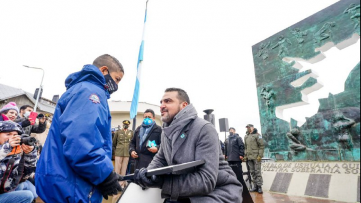EL INTENDENTE DE USHUAIA WALTER VUOTO ENTREGÓ PRESENTES AL NIÑO CHUBUTENSE THIAGO HUENCHILLÁN
