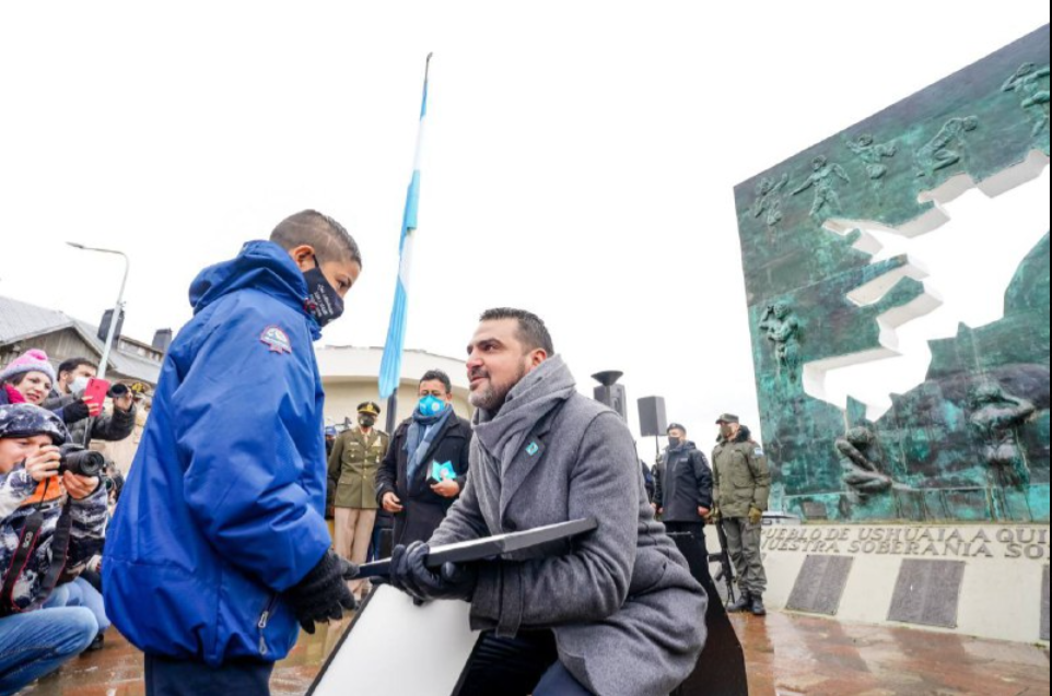 EL INTENDENTE DE USHUAIA WALTER VUOTO ENTREGÓ PRESENTES AL NIÑO CHUBUTENSE THIAGO HUENCHILLÁN