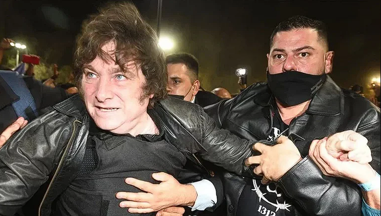 Milei, con chaleco antibalas, escrachó a referente de JxC : «Lleva una ametralladora en el auto» Milei, con chaleco antibalas, escrachó a referente de JxC : «Lleva una ametralladora en el auto»