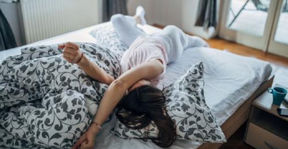 Trabajó 16 horas, encontró a su novio con otra mujer y los echó para dormir: “Muy cansada para pelear”