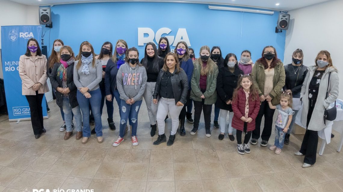 15 nuevas beneficiarias recibieron insumos y herramientas 15 nuevas beneficiarias recibieron insumos y herramientas