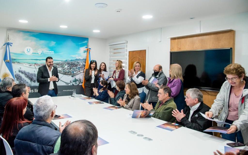 Vuoto realizó la entrega de títulos de propiedad a 15 familias de la ciudad Vuoto realizó la entrega de títulos de propiedad a 15 familias de la ciudad