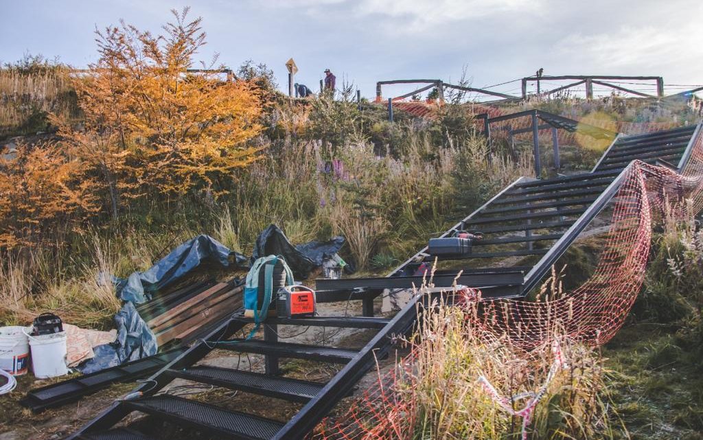 Se lleva adelante la renovación de escaleras en accesos a los barrios