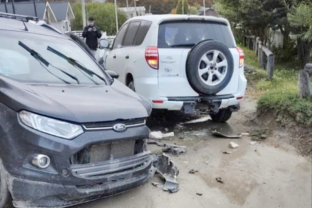 Choque sin lesionados entre una Ecosport y una Rav en Ushuaia Choque sin lesionados entre una Ecosport y una Rav en Ushuaia