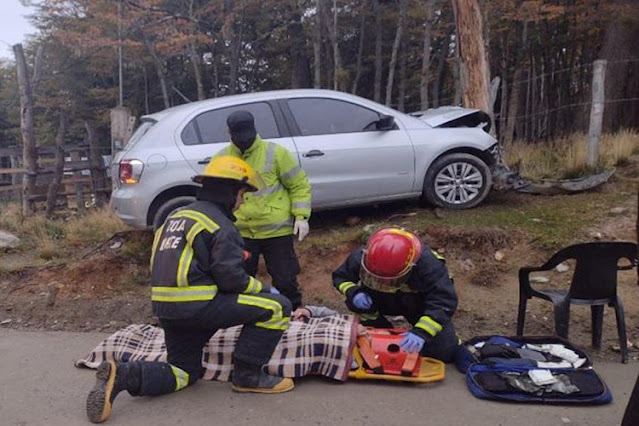 9 personas se trasladaban en un rodado y chocaron contra un árbol en Ushuaia 9 personas se trasladaban en un rodado y chocaron contra un árbol en Ushuaia