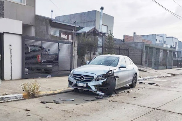 Chocaron un vehiculo estacionado y huyeron Chocaron un vehiculo estacionado y huyeron