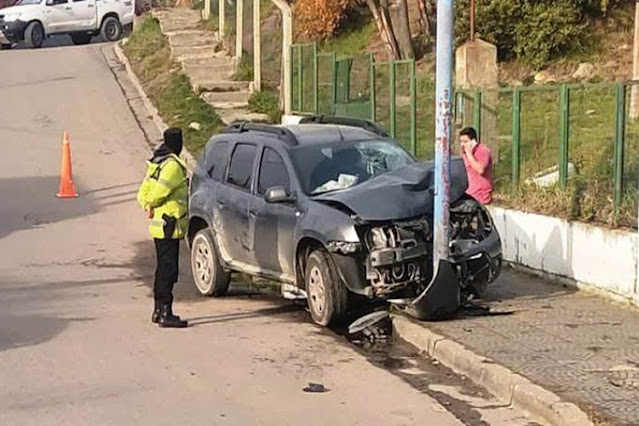 Choque contra un poste en Ushuaia, una mujer lesionada
