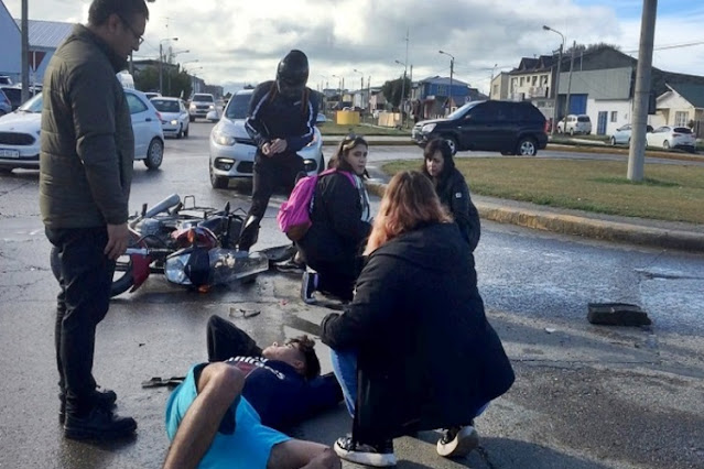 Choque, los dos ocupantes de la motocicleta lesionados