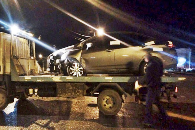 Conductora ebria, choco en la madrugada contra un cartel Conductora ebria, choco en la madrugada contra un cartel
