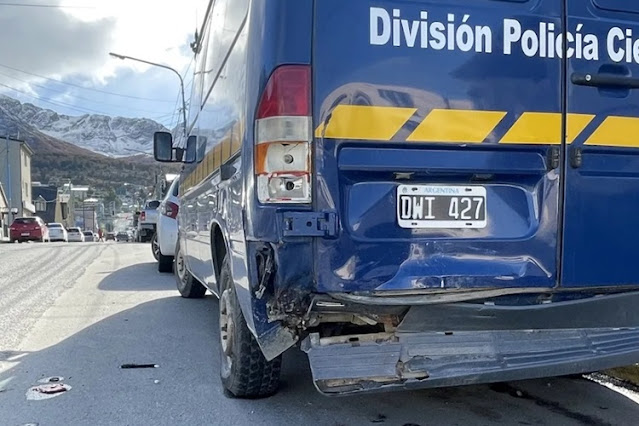 Conductor de un vehículo oficial choco borracho contra un patrullero y se fugo en Ushuaia Conductor de un vehículo oficial choco borracho contra un patrullero y se fugo en Ushuaia