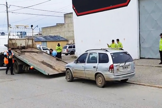 4 detenidos luego de un robo y chocar un vehiculo estacionado, estaban alcoholizados