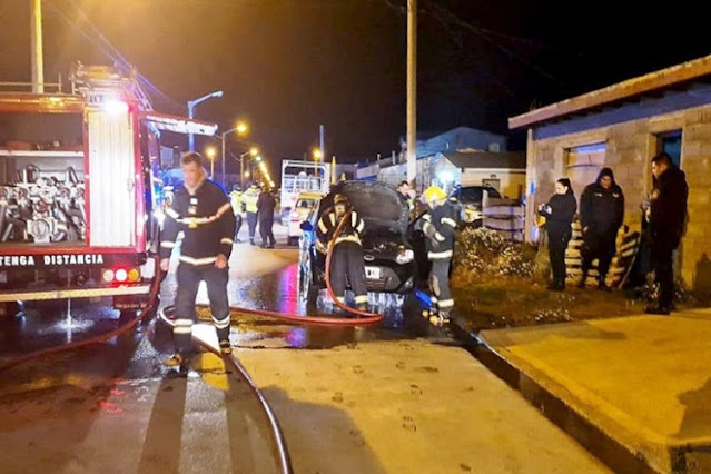 Incendio en un vehiculo estacionado en la madrugada Incendio en un vehiculo estacionado en la madrugada
