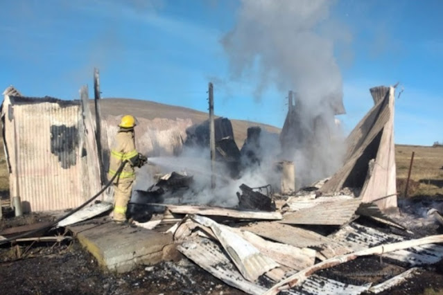 Destrucción total luego del incendio en una vivienda