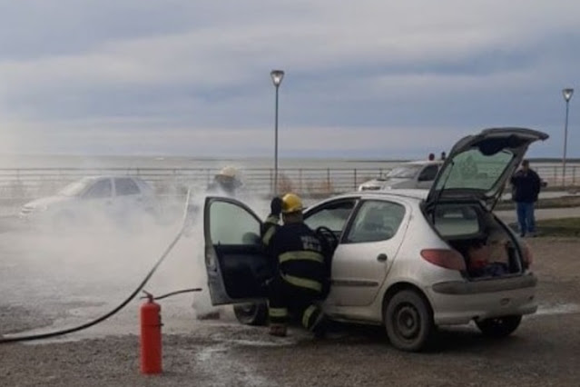 Incendio de vehículo en una estación de servicios, sin lesionados
