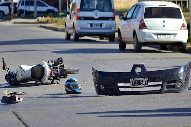 Motociclista lesionado en choque contra un Clio Motociclista lesionado en choque contra un Clio
